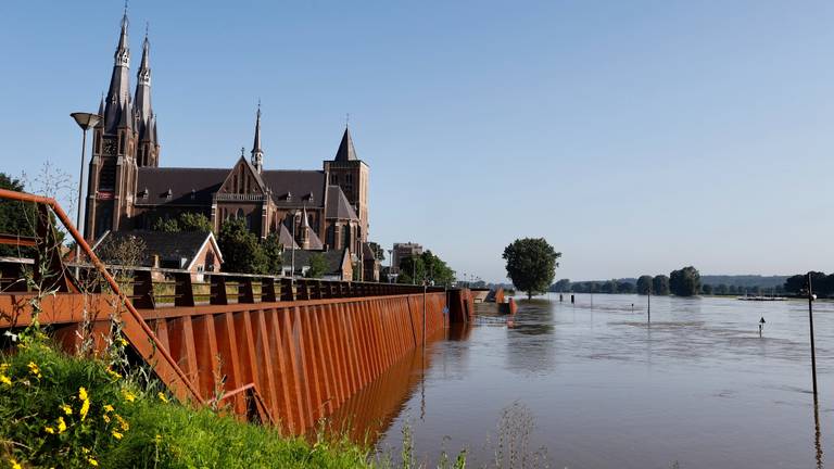 Het hoge Maaswater zorgt niet voor grote problemen in Cuijk. (Foto; SK-Media)