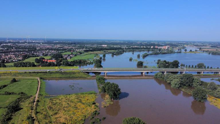 Dronefoto van de Maas bij Empel. (Foto:Gideon van de Sande)