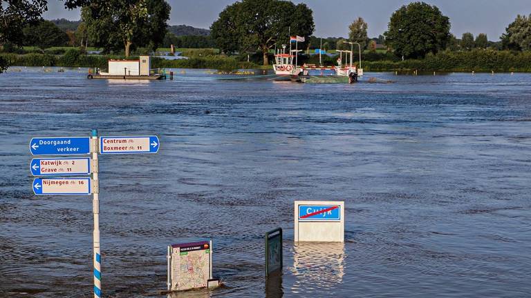 Hoogwater bij Cuijk (Foto: Steffi Burgers). 