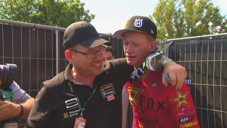 De 16-jarige motorcrosser Kay de Wolf gooit hoge ogen tijdens GP in Oss.