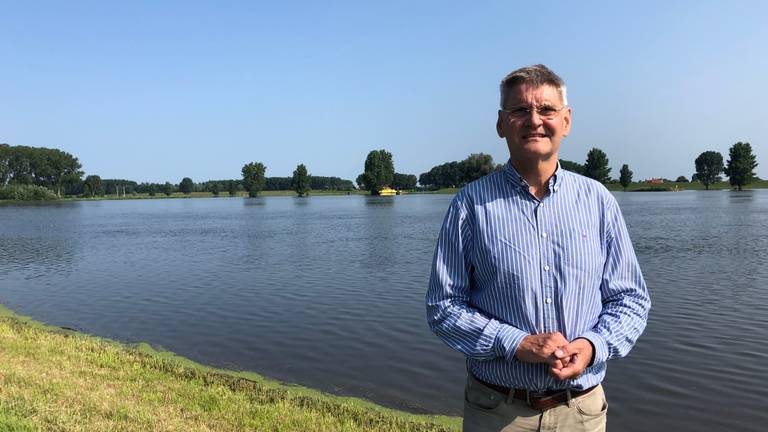 Dijkgraaf Kees Jan de Vet bij de Maas met hoog water (foto: Rene van Hoof).