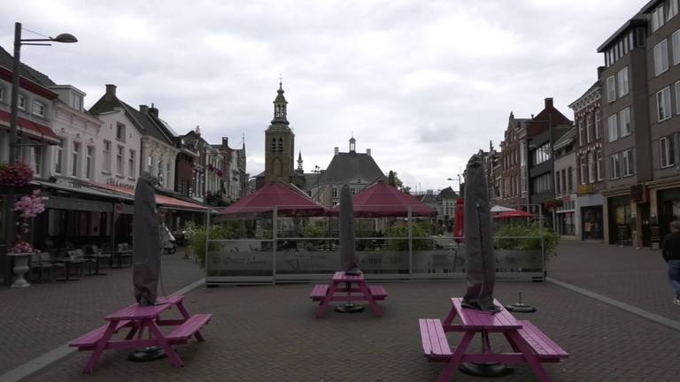 De terrassen op de Markt moeten door specialisten worden afgebroken (foto: ZuidWest Update).