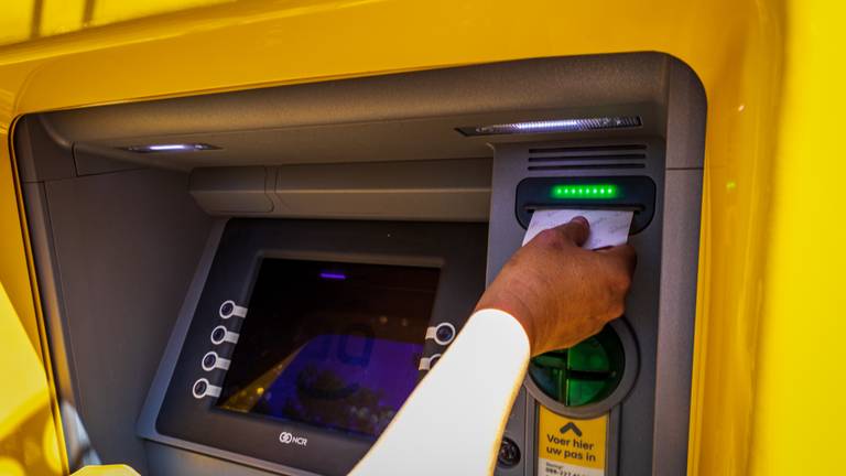 Van de rekening van de man werd 7700 euro gepind (foto: ANP 2021/Venema).