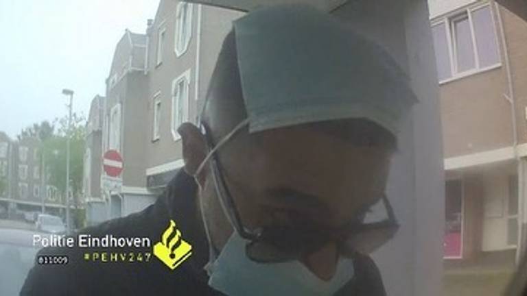De man droeg niet één, maar twee mondkapjes op zijn hoofd (foto: Politie Eindhoven).