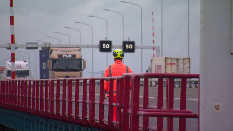 Op de Haringvlietbrug geldt voorlopig een maximumsnelheid van vijftig kilometer