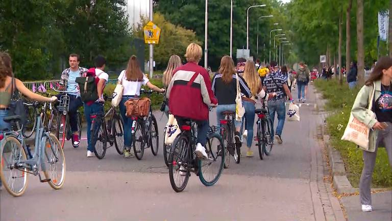 Nieuwe studenten melden zich in Tilburg.