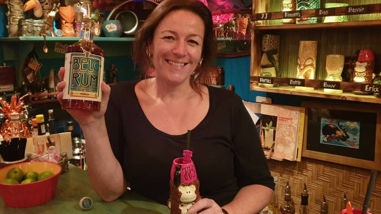 Joyce Janssens in haar eigen cocktailbar met haar eigen BelcRum.
