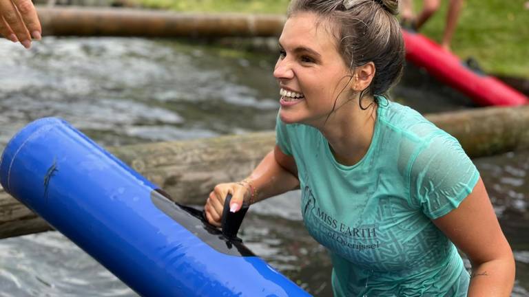 Miss Sumoworstelen en Miss Slootjespringen: 'Gaat even niet om mooi zijn'