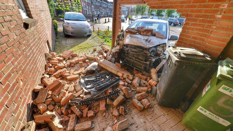 De zwaar beschadigde carport (foto: Rico Vogels/SQ Vision Mediaprodukties).