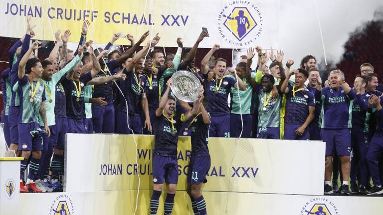 Van Ginkel en Gakpo houden de schaal omhoog (foto: ANP).