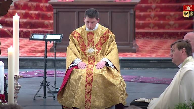 Quinten Kerckhofs tijdens de priesterwijding, eerder dit jaar in Den Bosch (foto: YouTube).