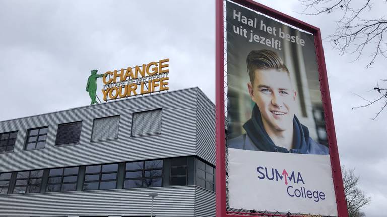 Het Summa College, dat over de brug komt (foto: Hans Janssen).