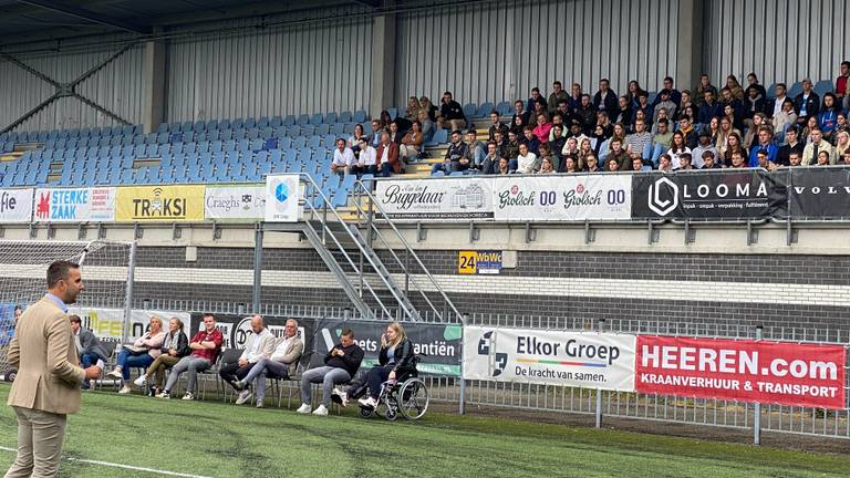 Motivational speaker Rob van Loon geeft een gastcollege aan een nieuwe lichting studenten, tijdens de introductie van de Associate Degrees Academie in het RBC-stadion