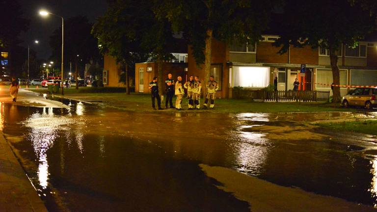 Straten lopen onder en huizen zonder water door gesprongen leiding