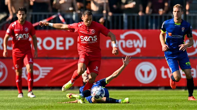 Nicholas Abdat van TOP OSS en Illias Alhaft van Almere City FC (foto: Orange Pictures). 