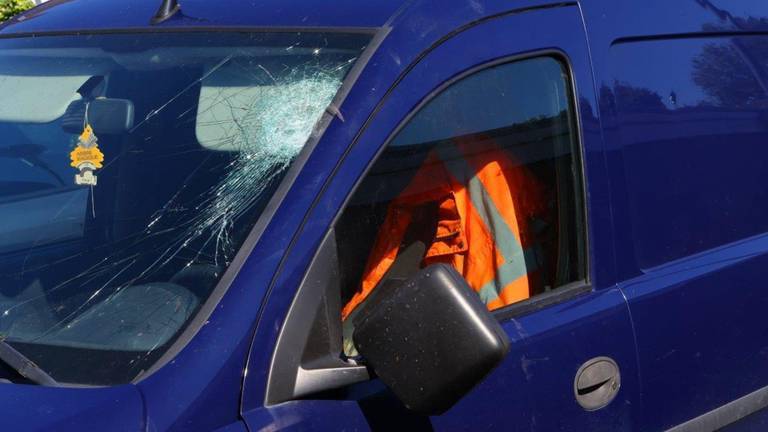 Het beschadigde bestelbusje na het ongeluk (foto: Bart Meesters/SQ Vision). 