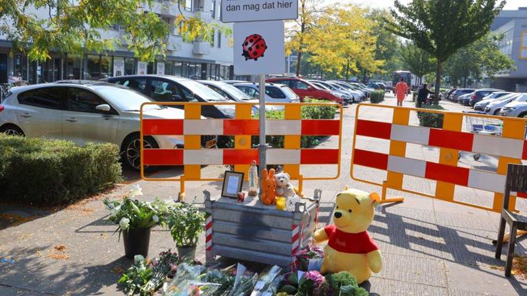 Bloemen bij de plek van de steekpartij.