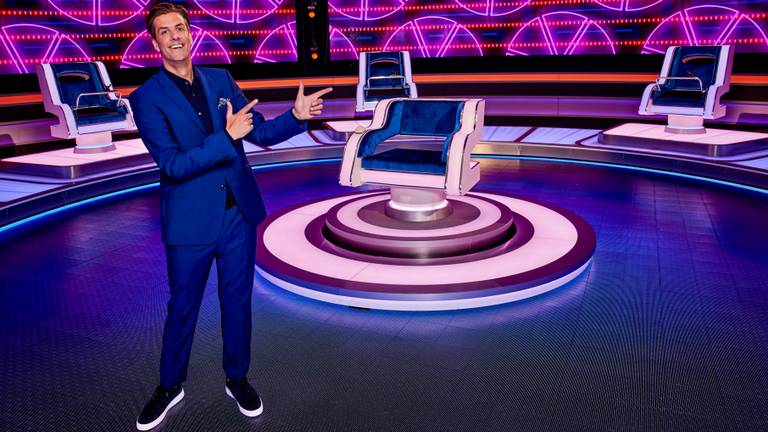 Snollebollekes zanger Rob Kemps had zaterdagavond zijn debuut als presentator in het SBS6 programma The Wheel (foto: SBS6)