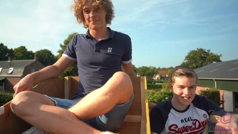 Sander en Pieter bij hun achtbaan (foto: 2College Durendael, Geert van der Mijden).