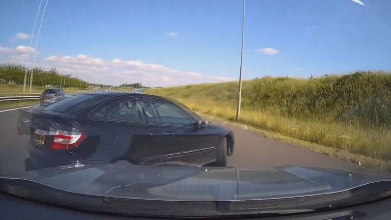 Auto slaat over de kop na krankzinnige inhaalactie