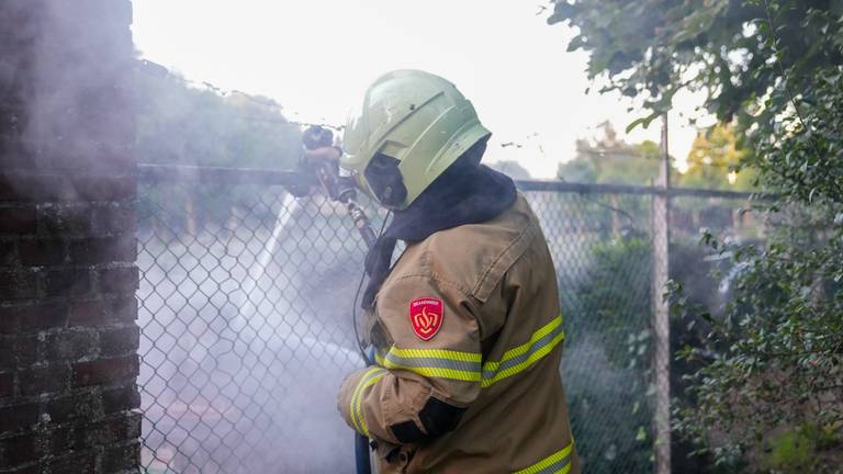 De brandweer probeerde de container te blussen vanachter het hek.(Foto: Gabor Heeres/SQ Vision)