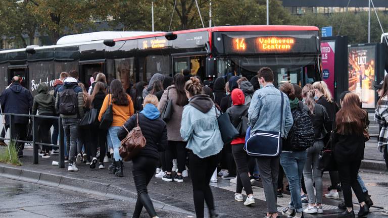 Een flinke rij voor de bus (foto: Corrado Francke).