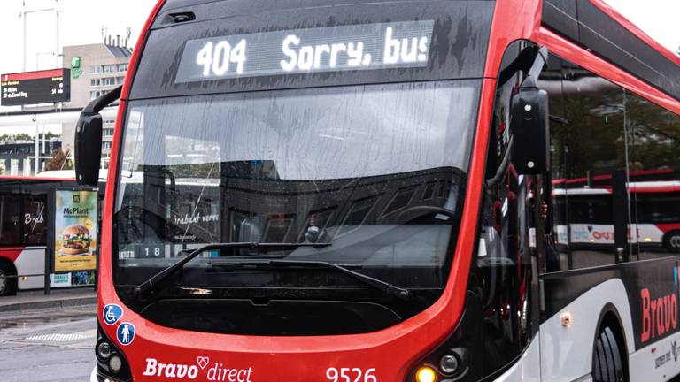 'Sorry, bus vol'. Reizigers weten dan genoeg: wachten op de volgende bus (foto: Corrado Francke).