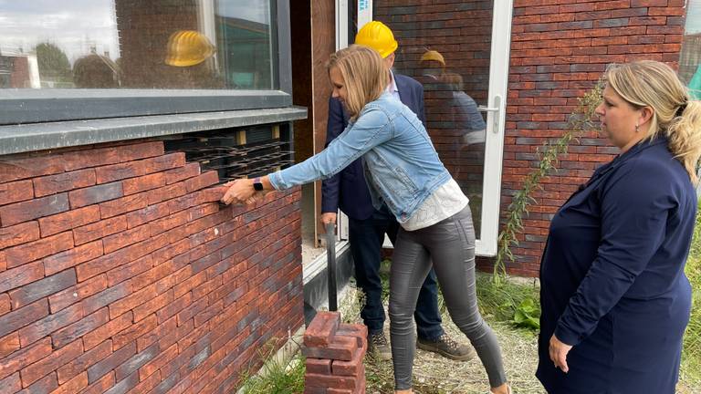 Sandra en Margit trekken zelf de stenen uit de muur van hun nachtmerriehuis