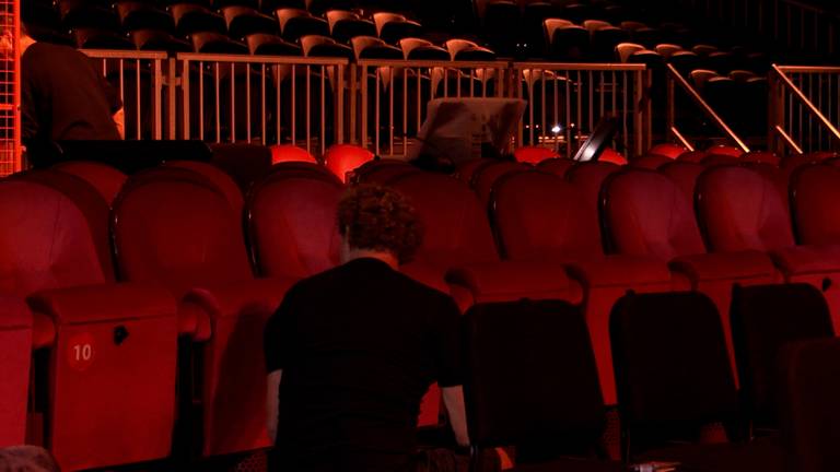 Sommige van de oude rode stoelen staan ook in het tijdelijke theater.