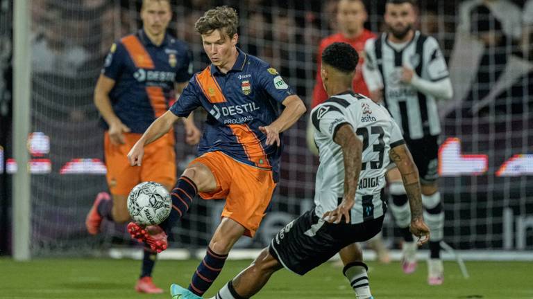 Max Svensson met een fraaie balbehandeling tegenover Noah Fadiga (foto: Orange Pictures).