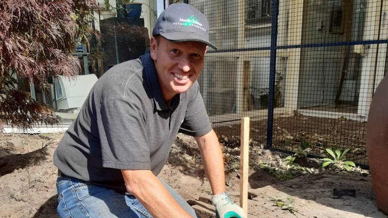 Martijn Rekkers aan het werk in de tuin (foto: Martijn Rekkers).