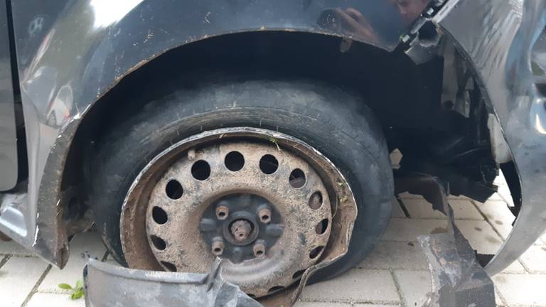 De schade aan de auto (foto: politie).