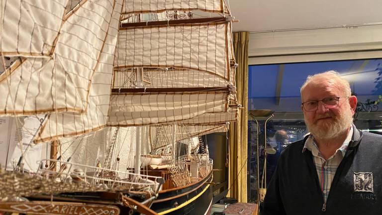 Pieter Hendriks met een van zijn modelboten