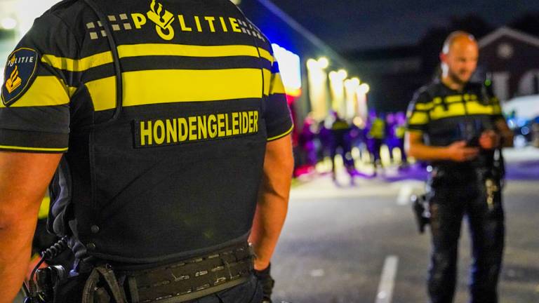 Bij de aanhoudingen rond de voetbalwedstrijd PSV-PEC werd onder meer een hondengeleider ingezet (foto: SQ Vision).