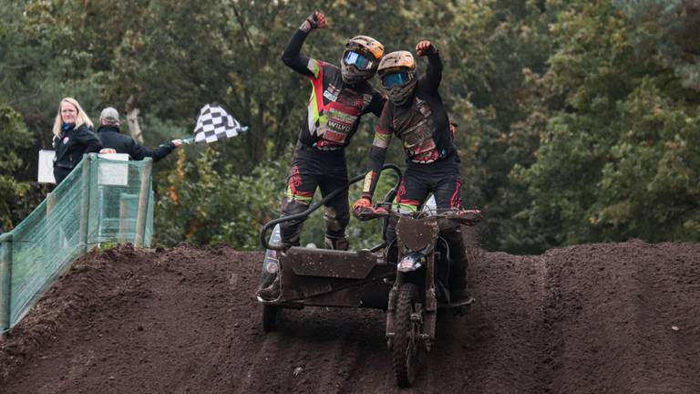 Bax en Musset komen juichend over de finish (foto: Corrado Francke).