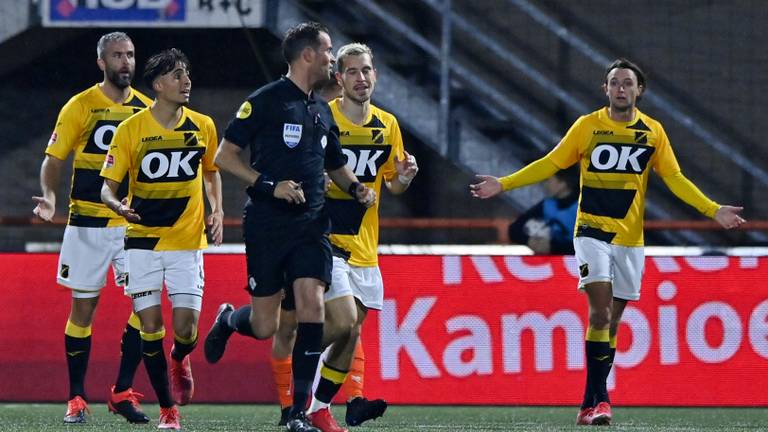 Onbegrip bij de spelers van NSC na afgekeurde goal.
