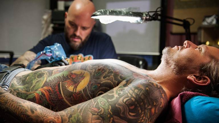 Darko Groenhagen zet een tattoo bij een klant. Privéfoto.