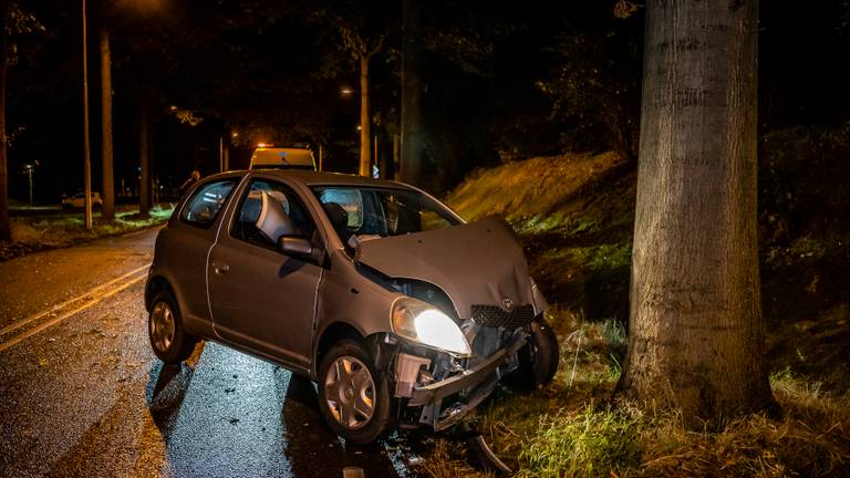 De auto op de Moersedreef in Tilburg raakte zwaar beschadigd (foto: Jack Brekelmans/SQ Vision).