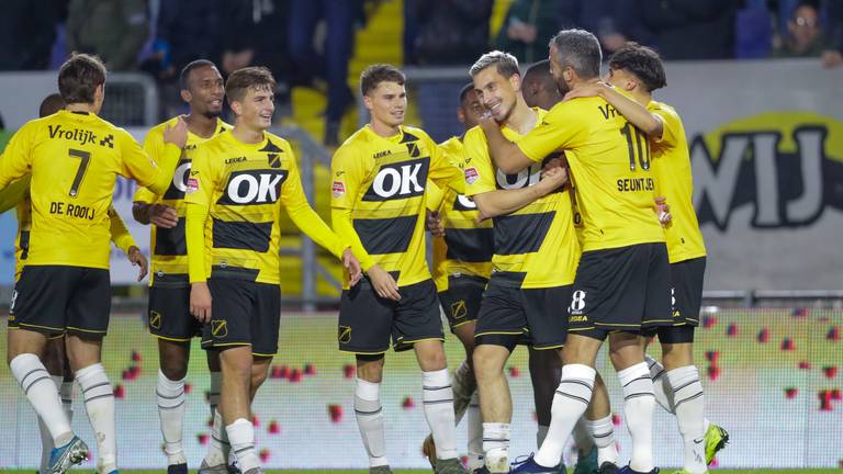 Thom Haye wordt door zijn medespelers gefeliciteerd met zijn goal voor NAC.