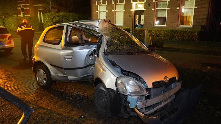De auto raakte bij het ongeluk op de Stationsstraat in Rijen zwaar beschadigd (foto: Jeroen Stuve/SQ Vision).