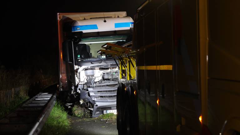Het ongeluk op de A2 bij Boxtel gebeurde rond halfeen vrijdagnacht (foto: Sander van Gils/SQ Vision).