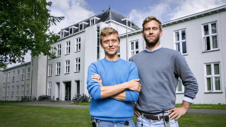 Programmamakers Tim den Besten en Nicolaas Veul voor hun programma '100 dagen in je hoofd' (foto: VPRO). 