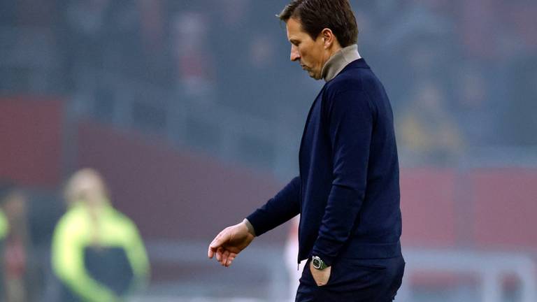 Roger Schmidt druipt af na de nederlaag tegen Ajax (Foto: ANP).