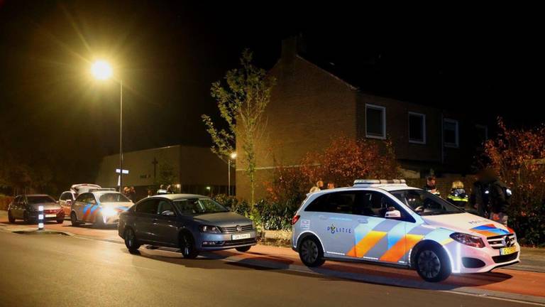 Agenten hielden de verdachte aan de Fridtjof Nansenstraat in Den Bosch zondagavond rond halfelf aan (foto: Bart Meesters).