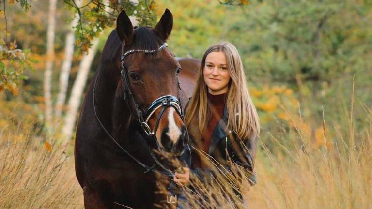 Maddy Ogier met haar paard Artoga (foto: Ilse_.fotografie). 