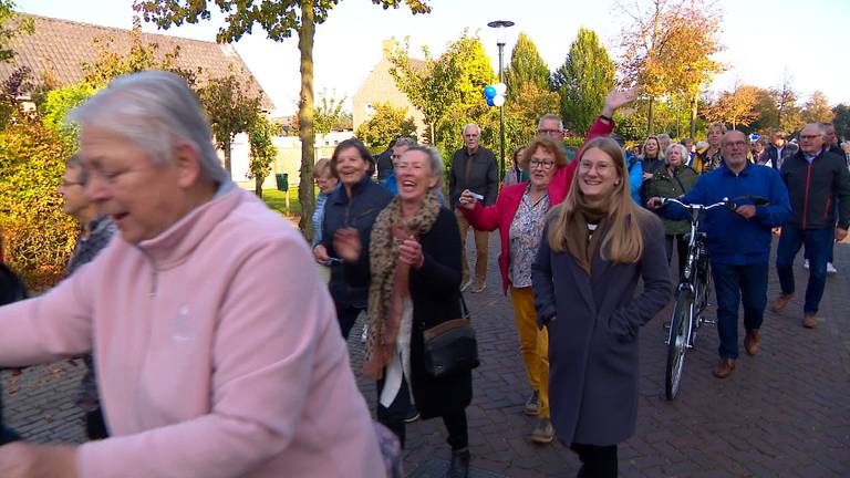 De blijdschap was enorm in Reek nadat er weer een supermarkt in het dorp was. (foto: Omroep Brabant).