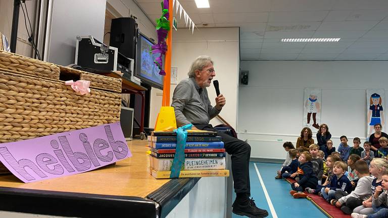Kinderboekenschrijver Jacques Vriens tijdens de opening van de schoolbibliotheek op basisschool De Heiberg