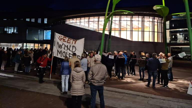 Er was de hele avond protest bij het gemeentehuis van Bernheze tegen windmolens