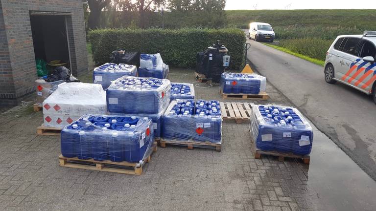 Jerrycans met drugsgrondstoffen in Ossendrecht (foto: politie) 