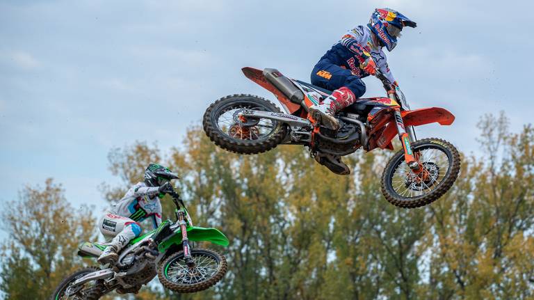 Herlings met Febvre in de achtervolging (foto: KTM Images/Ray Archer).